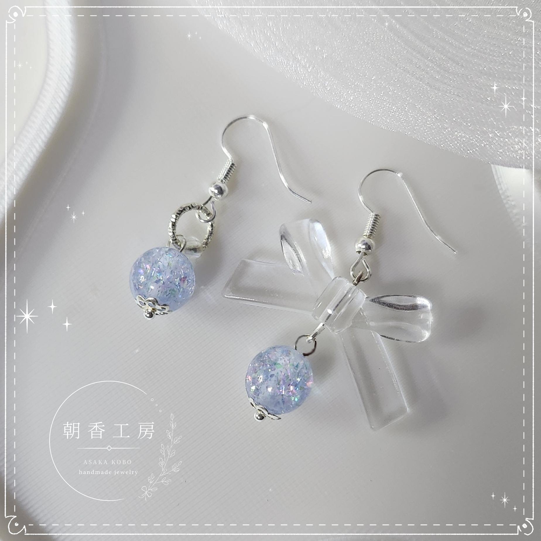 オーロラブルーのリボンピアス｜クリアリボン×きらめきビーズ